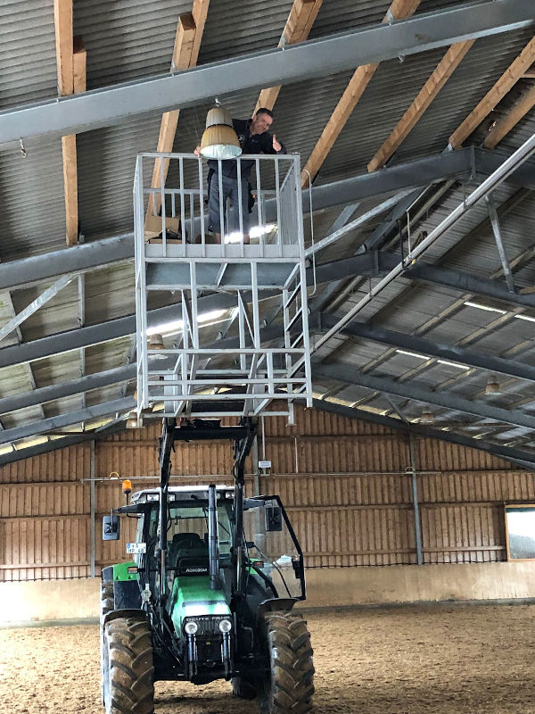 Neue LED-Lichter in der Reithalle